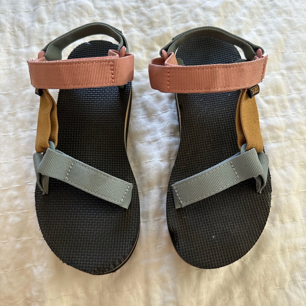 Teva Flatforms.